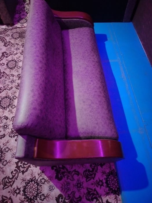 Divan 2
 dona yangi ozimga yasatgan edim  qiziqanlar uchun tel 95 967