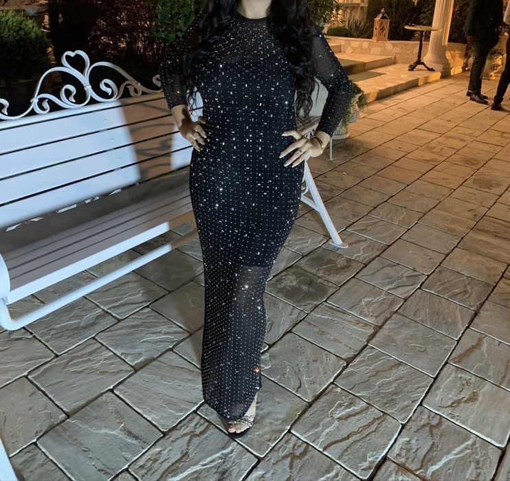 Vand rochie neagra cu pietre
