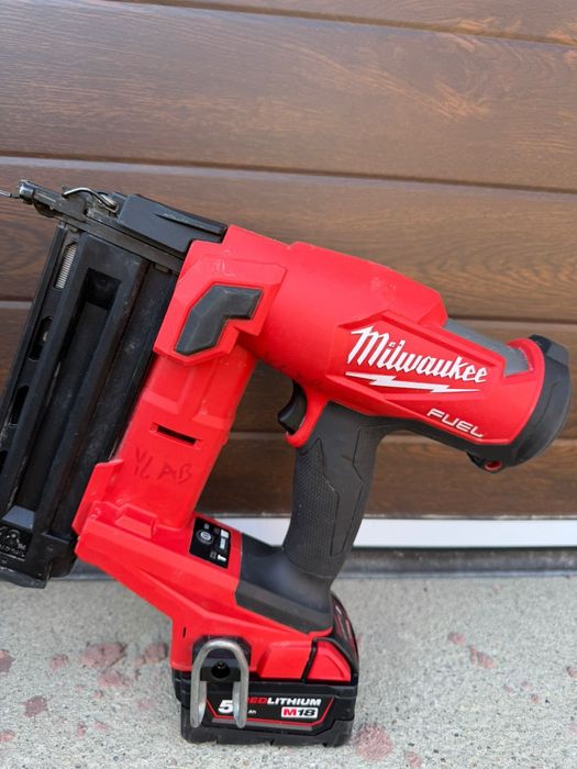 Milwaukee pistol de cuie pe acumulator