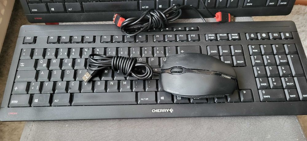 Tastaturi cherry  2 bucati (ca Noi cu fir)+mause cherry fuctionale