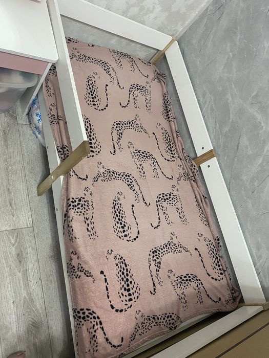 Кровать и столик детские