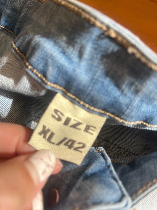 Дамски дънки с акценти по крачолите.