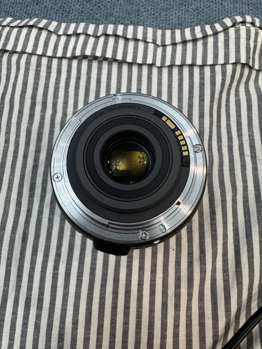 Canon EF-S 60mm f/2.8 Macro USM.