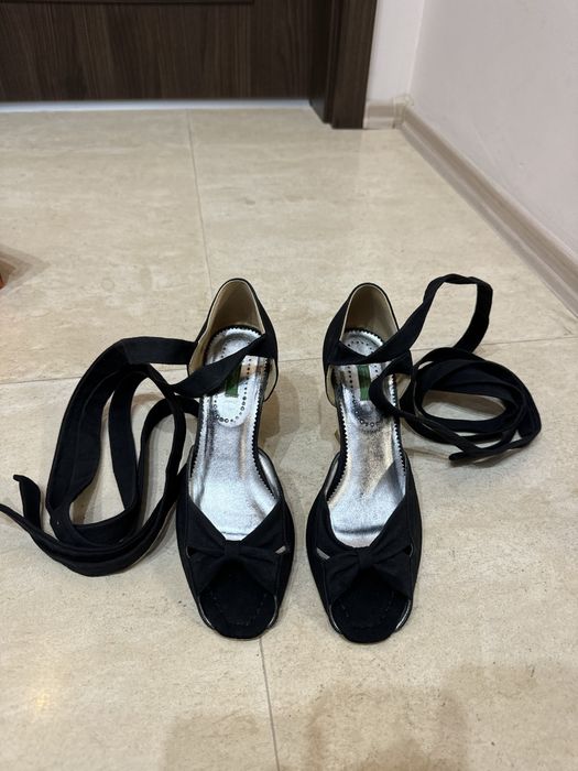 Черни сандали Benetton