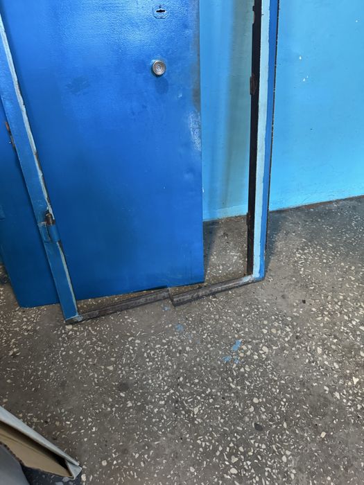 Продам дверь ,метал
