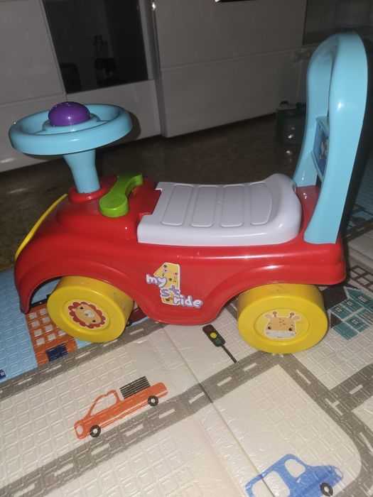 Образователна проходилка тип кола  Fisher Price има  клаксон, телефон