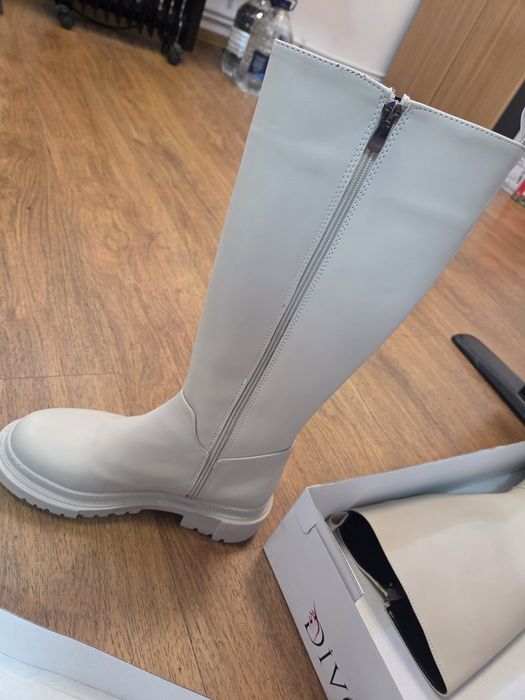 Vând cizme lungi crem