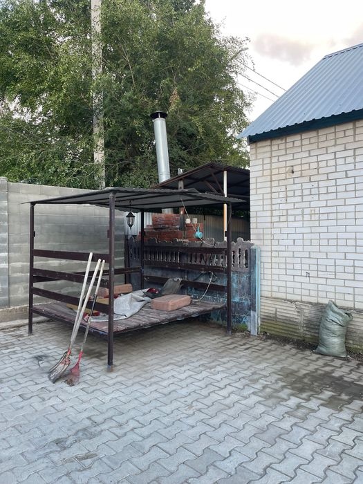 Продам топчан во двор