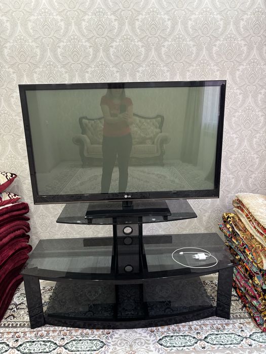Телевизор подставкасымен сатылады