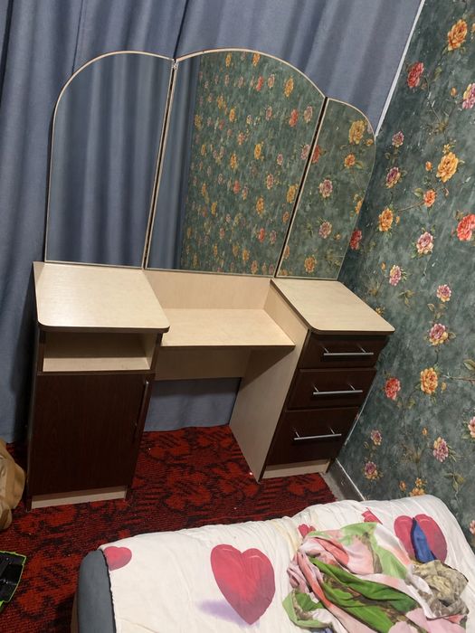 Продам дамский столик
