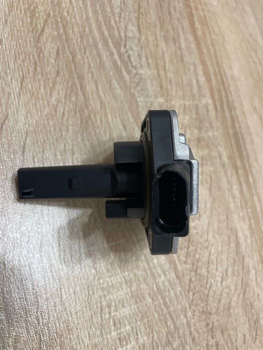 Датчик ниво масло Audi Volkswagen 1J0907660A 1J0907660B 6PR008079Hella