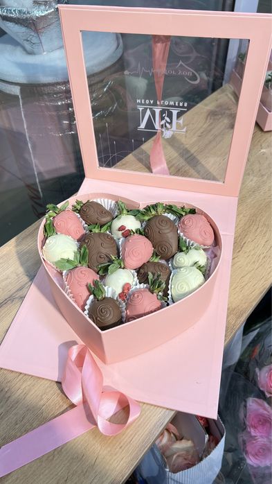 Клубника в шоколаде с цветами