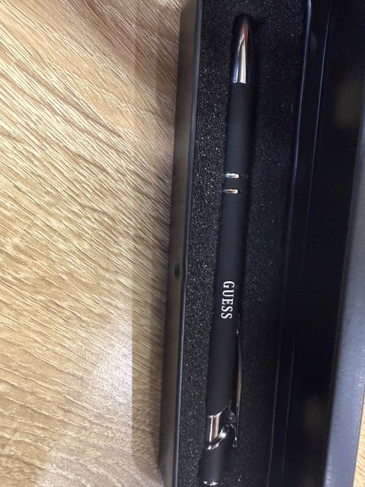 Химикалка Guess в метална кутия комплект