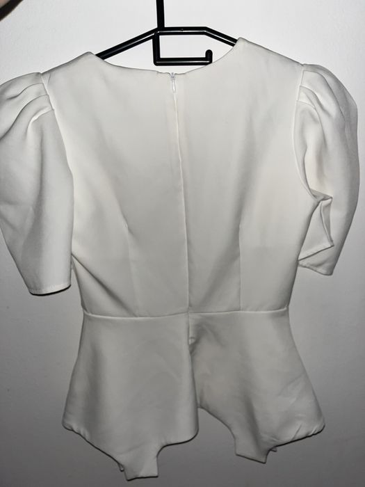 Блузка белая красивая