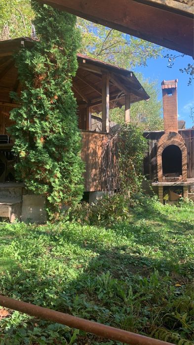 Apartament de închiriat în casă – 3 dormitoare, 2 băi și curte