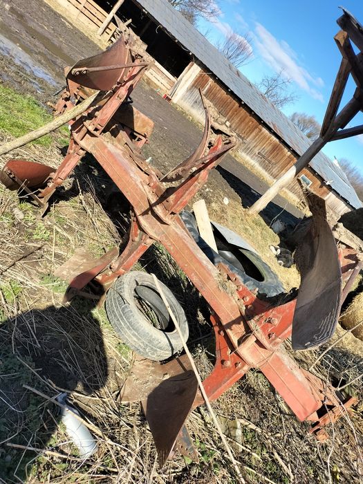 Vând plug internațional