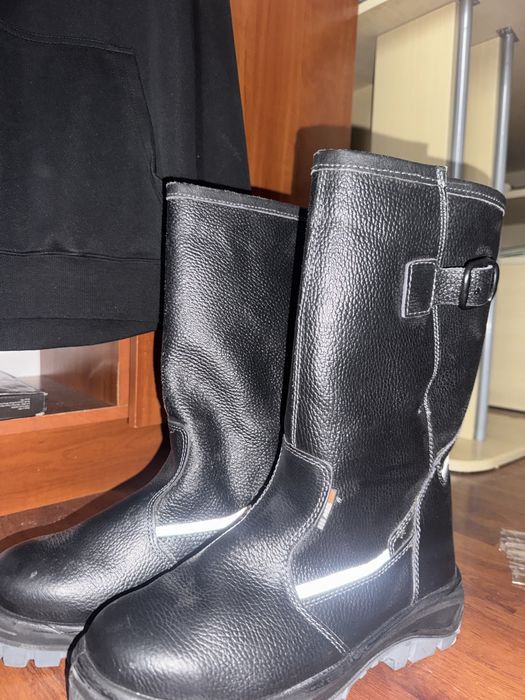 Продаётся рабочая одежда и обувь.