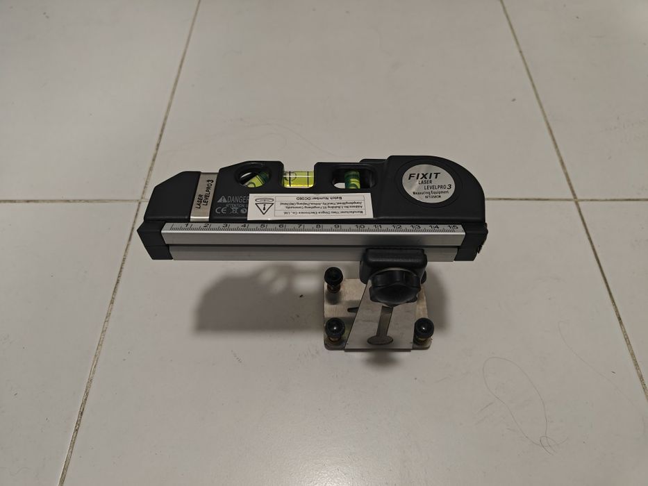 Лазерный уровень с универсальным кронштейном