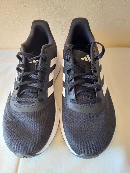 Маратонки Adidas, обувки на ток New Look