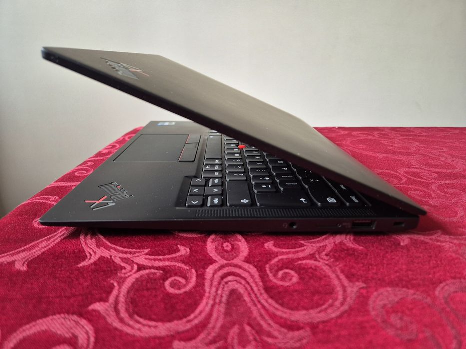 Laptop NOU Lenovo X1 Carbon Gen 11 - Windows 11 Pro Garantie 3 ani