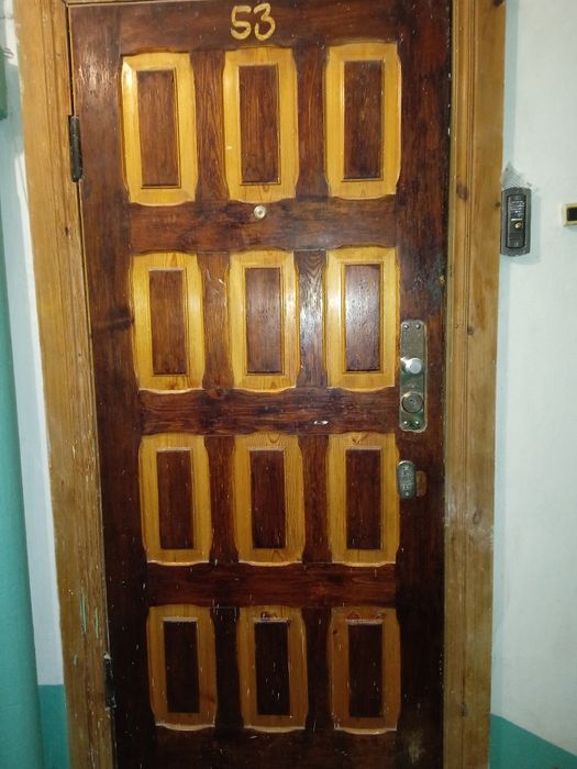 Дверь входная,надёжная.
