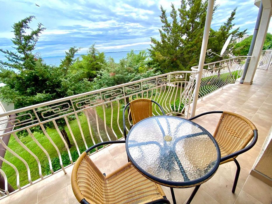 Двустаен апартамент на първа линия до централния плаж с морска панорама