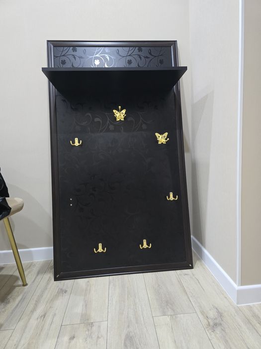 Продам вешалку и угловые полки!