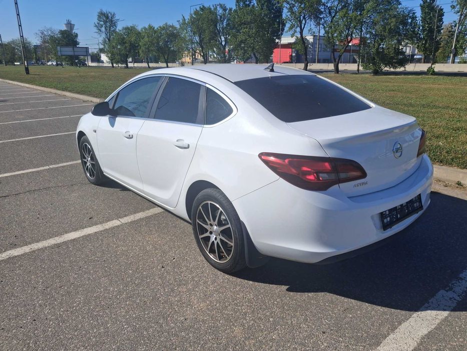Opel astra sedan 2014