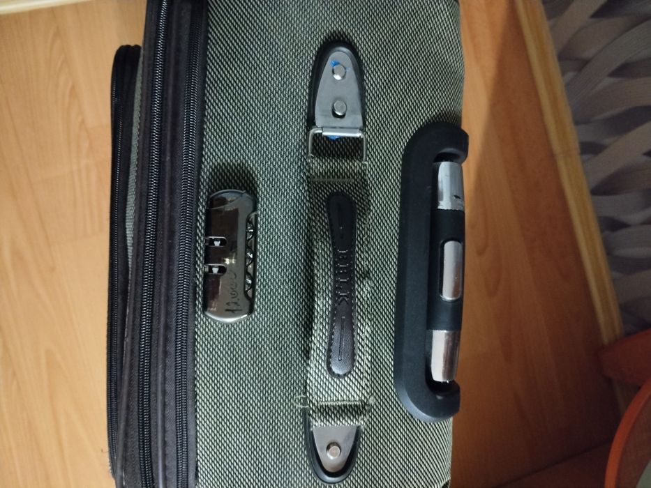 Продаю чемодан на колесах