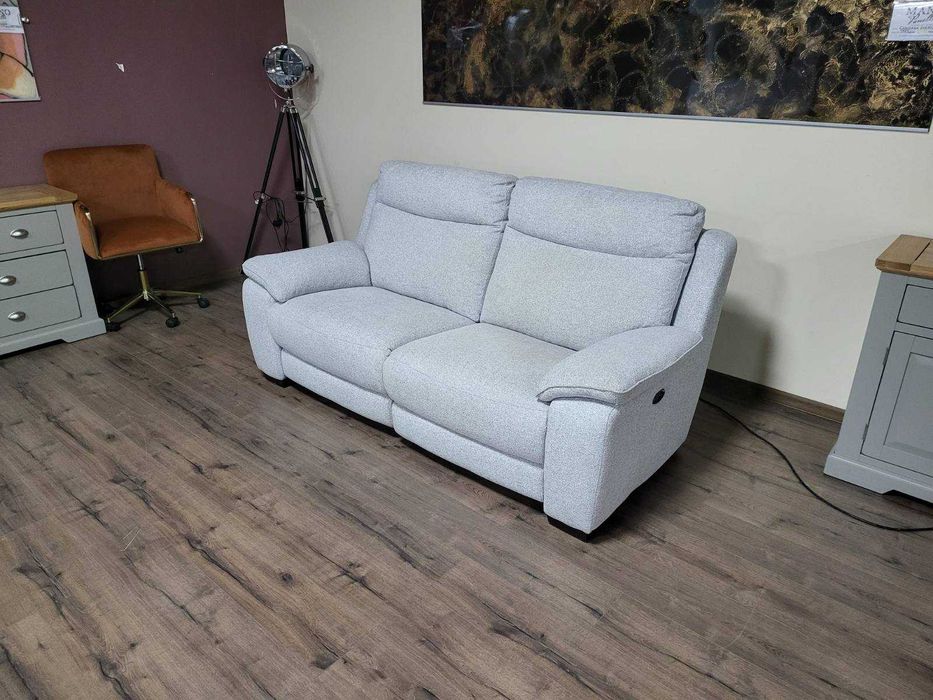 Светло сив диван от плат тройка с електрически релаксиращ механизъм