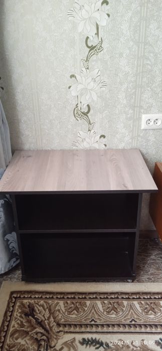 Продаётся новый журнальный столик на колёсиках
