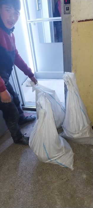 Caram pietriș din demolări. golit  garaje și de deseuri