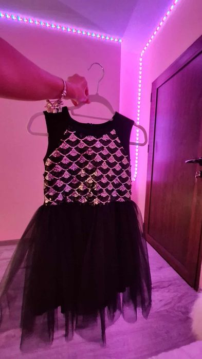 Малка черна рокля с блясък