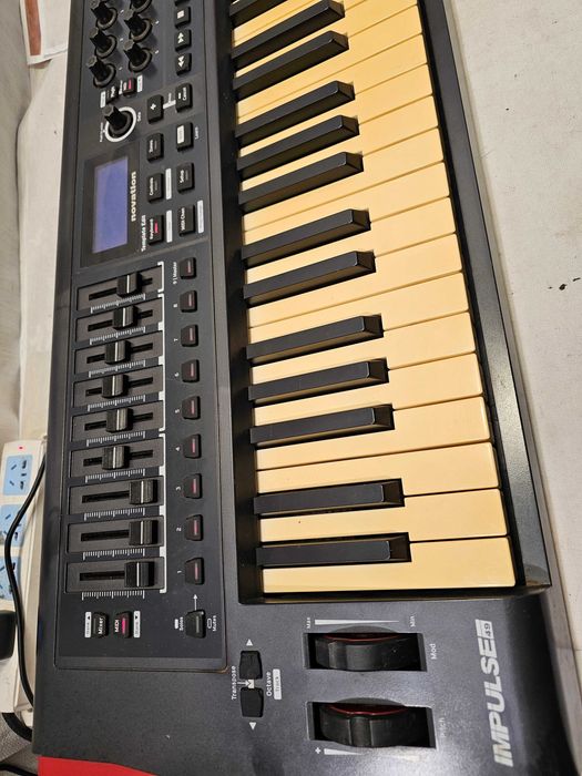 Clapier / Tastatură MIDI Controller Novation Impulse 49 - Se vinde ca defect (display nefuncțional)