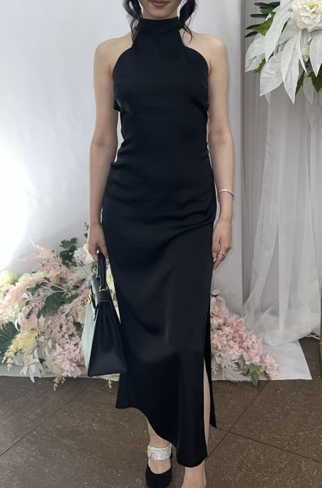 Черное атласное платье