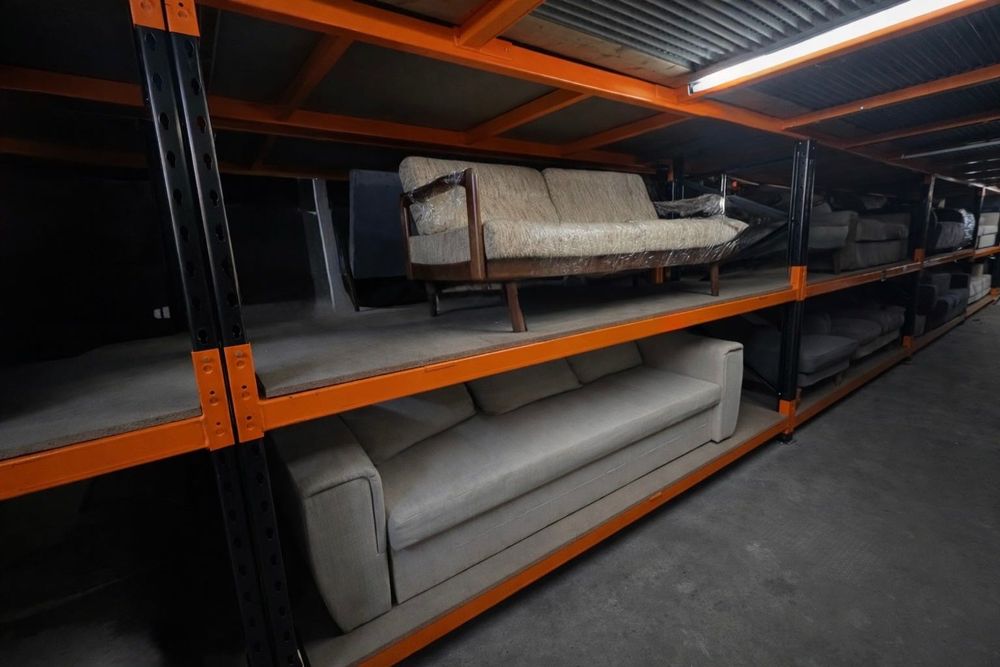 Stoc mobilier + obiecte decorative – vânzare integrală