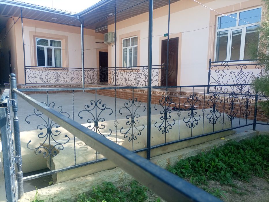 Uy sotiladi 8sotik 10xona Gaz,svet,SUV,wi fi bor teplitsa bor