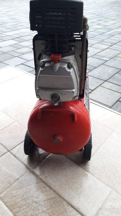 Vând compresor 24 L