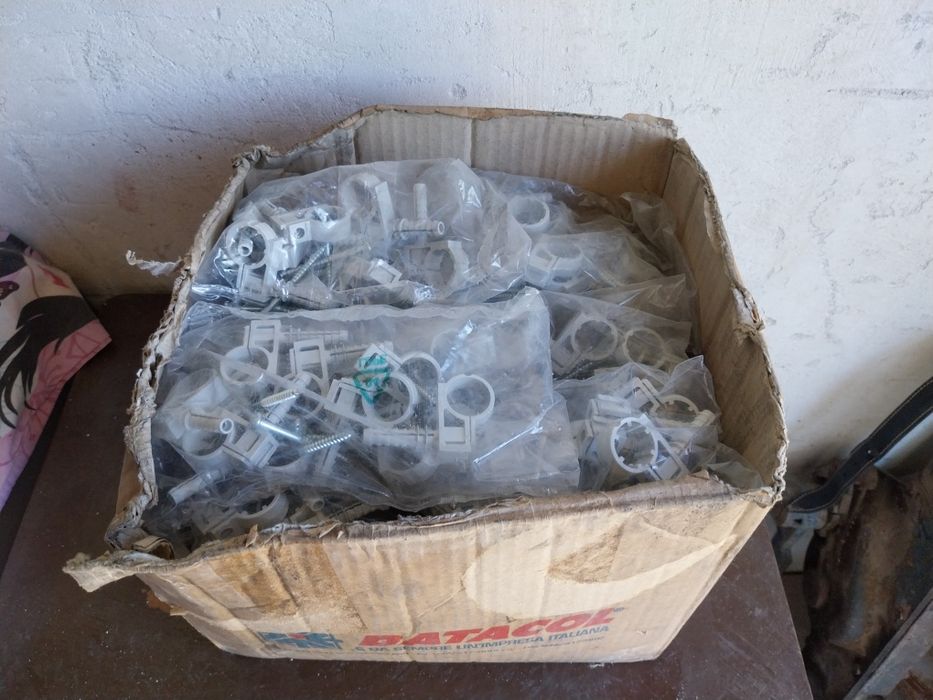 Cleme cu diblu ptr.tub pvc