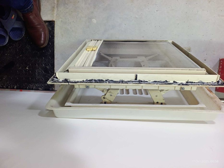 Продавам употребявана капандура (люк) за кемпер, за отвор 480х480 мм.