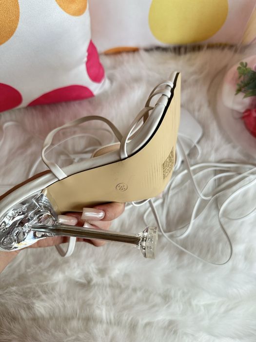 Бели сандали с прозрачен ток и връзки