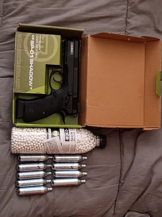 Pachet complet pistol airsoft semi automat+9 capsule+800 de bile