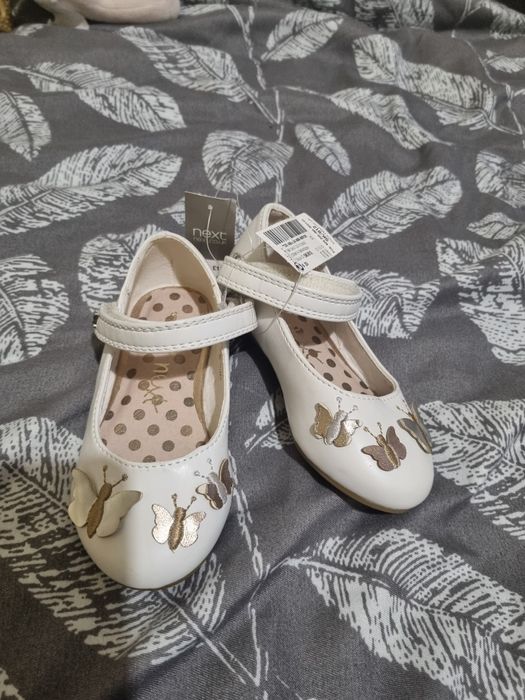 Бебешки бели обувки