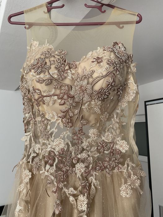 Продавам бална рокля