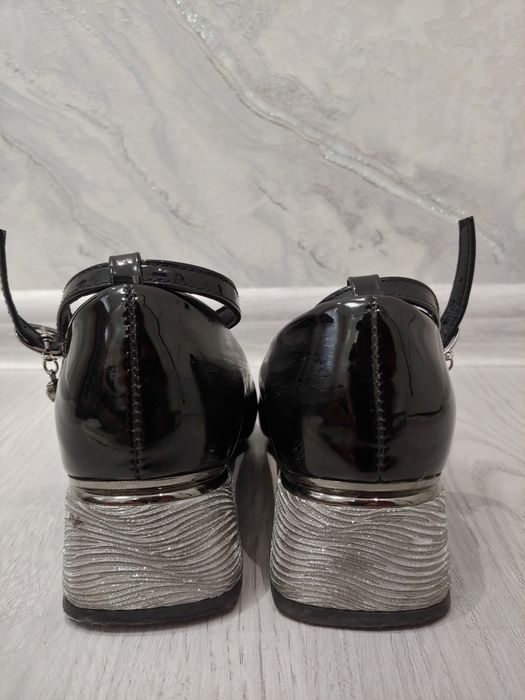 Продается туфли с ремешком