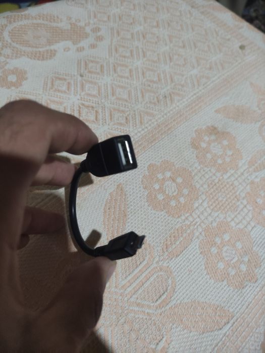 Kabel fleshkani telefonga ulash uchun oddiy tushadi