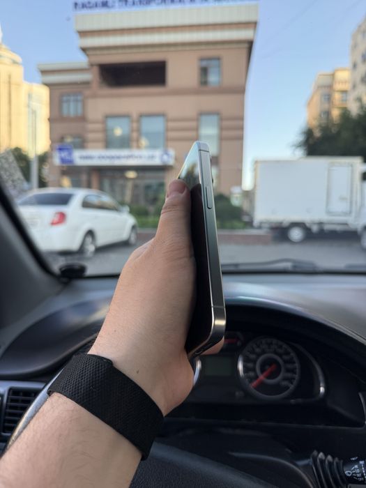iPhone 15 Pro  256Gb  79% Yomkost