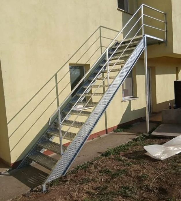 Scări metalice zincate 70x27