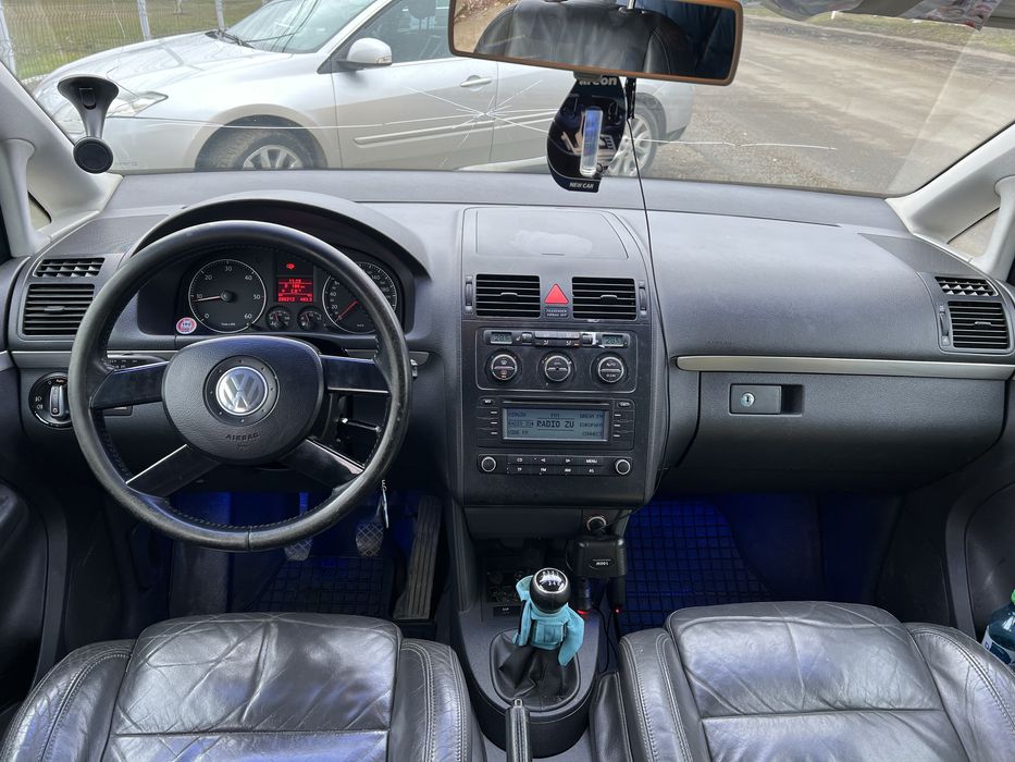Vând Volkswagen Touran