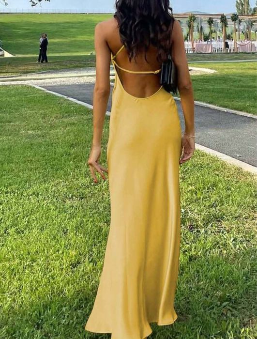 асиметрична сатенена рокля